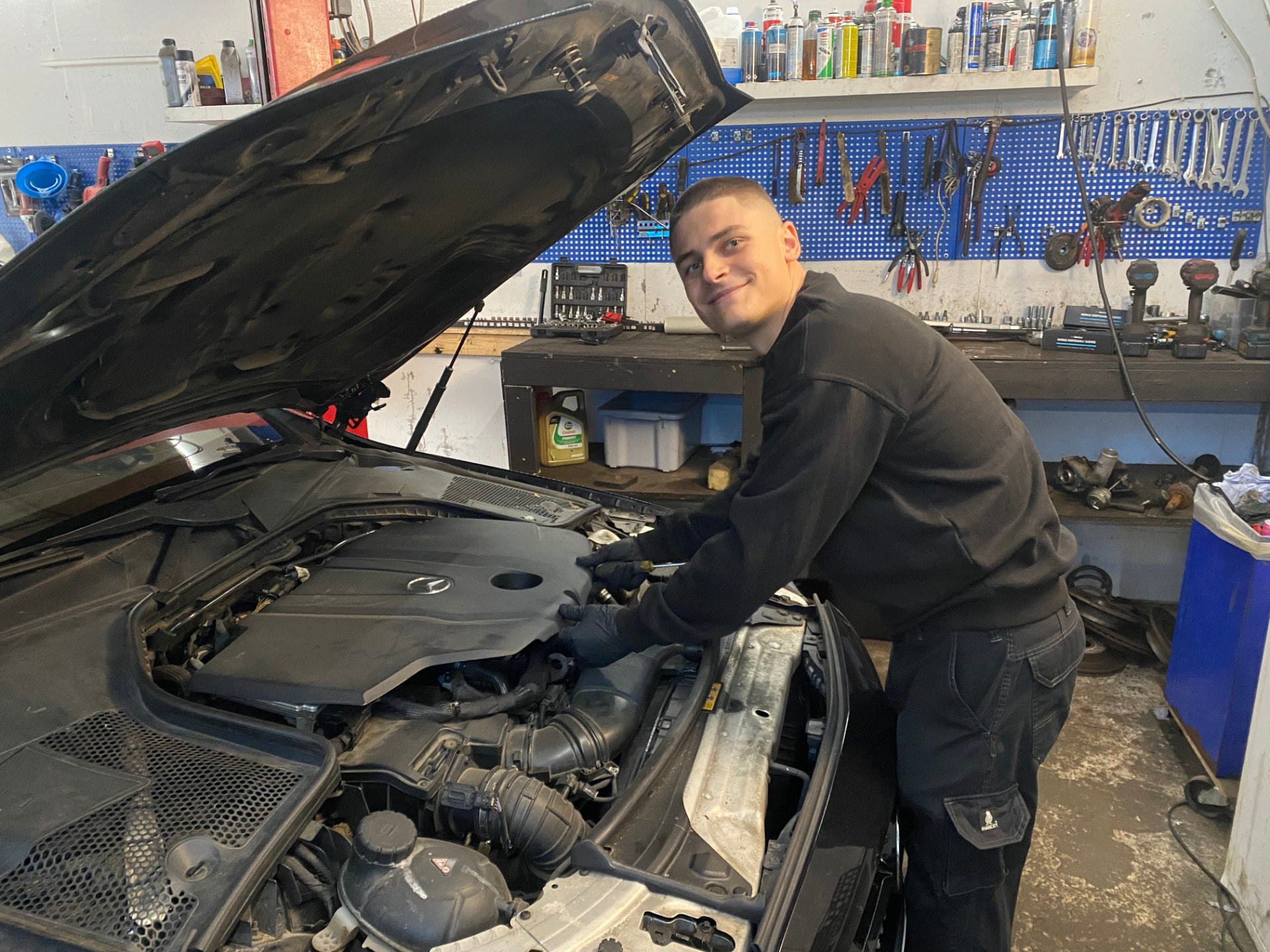 Andreas fra ADJ AutoCare arbejder på en bil i værkstedet